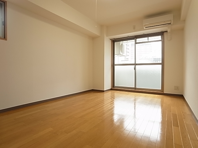 居室・リビング　フローリング　採光も良好