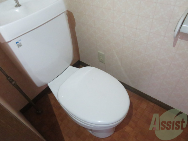 トイレ　シンプルで綺麗なトイレです。問題なくお使いいただけます。