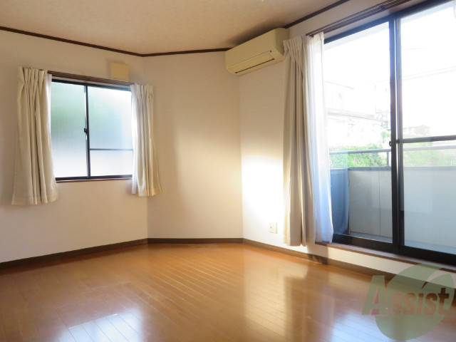 居室・リビング　角部屋なので採光面が多く、日当たりがかなりいいです。