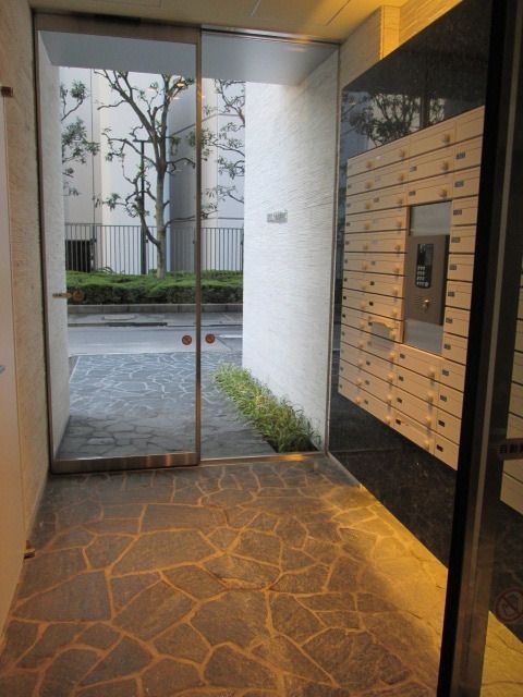 ロビー　オートロック