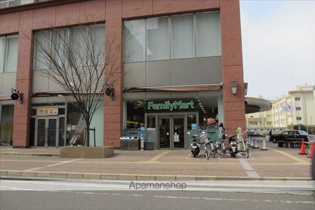 コンビニ　ファミリーマート（コンビニ）まで909m