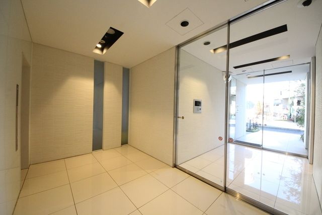 エントランス　防犯カメラ