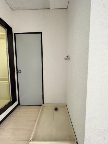 その他　室内洗濯機置き場　※同建物ほかのお部屋の写真です。