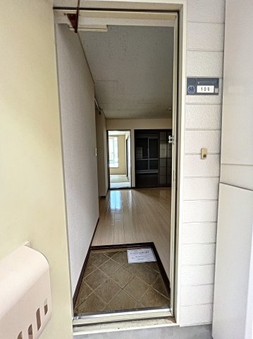 玄関　※同建物ほかのお部屋の写真です。