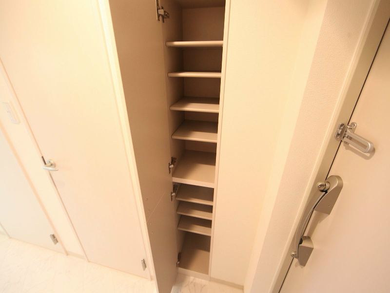 玄関　玄関　シューズボックス付（収納充実してます）