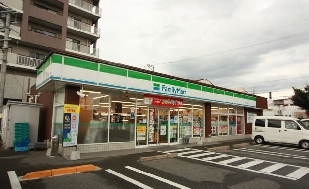 コンビニ　ファミリーマート（コンビニ）まで190m