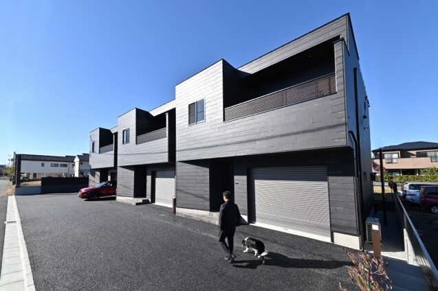 建物外観　日当たりの良い南向の建物全景／一枚一枚、鎧貼りされた黒い外壁