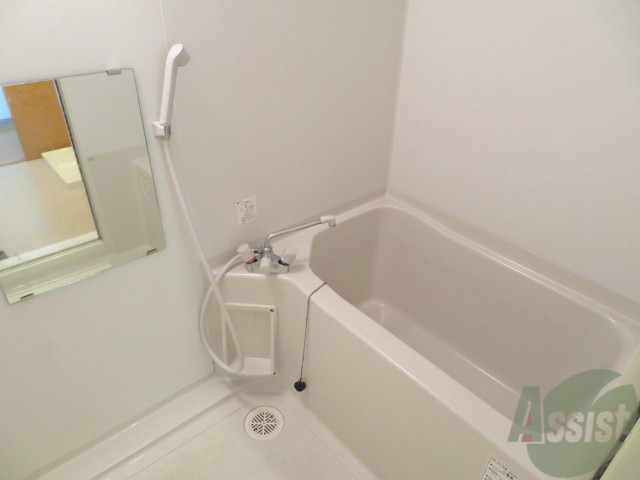 バス・シャワールーム　バスルームは狭すぎずゆったりと過ごせそうです。