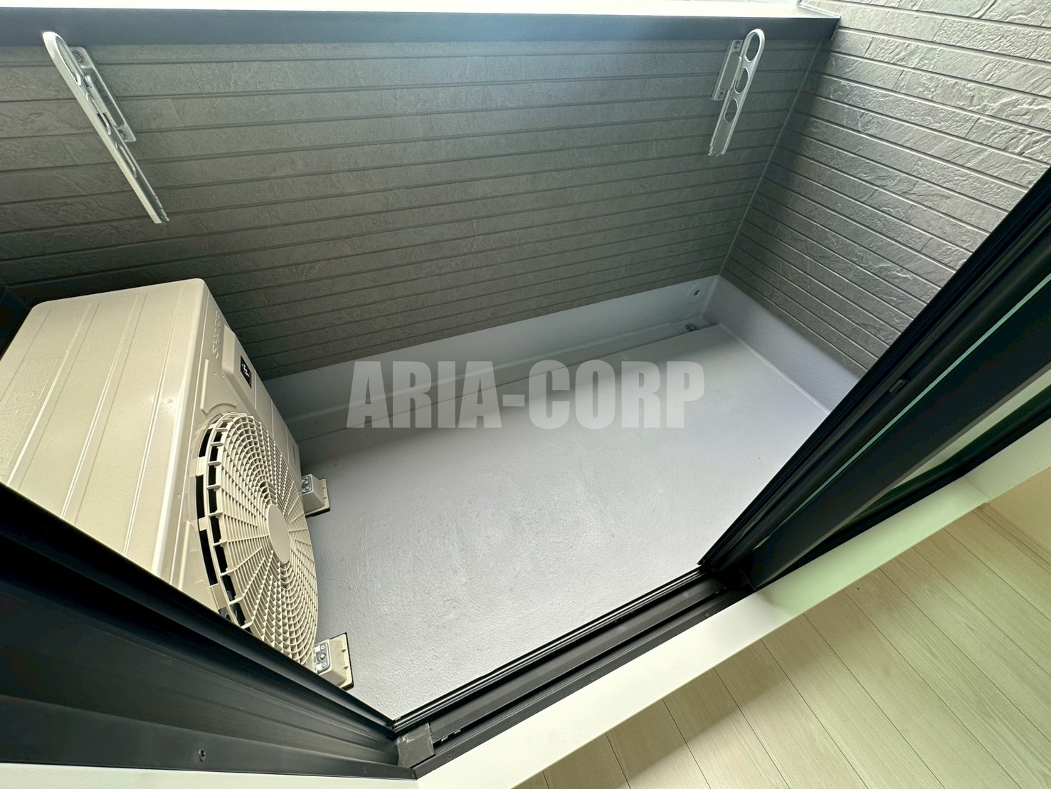 バルコニー　バルコニー、室内物干、浴室の3か所で洗濯干し可能！