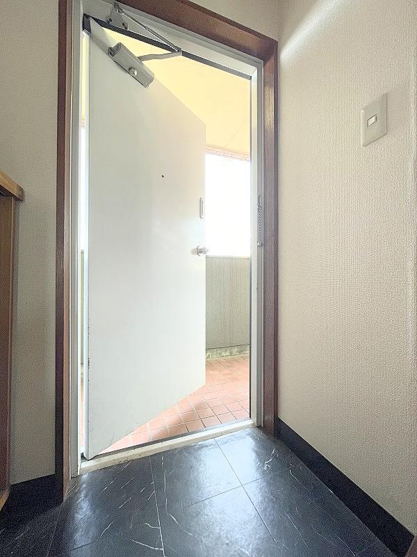 玄関　玄関内側