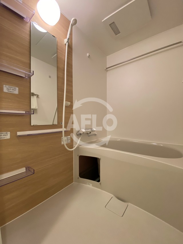 バス・シャワールーム　セレニテ本町東リアン　浴室