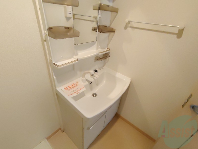 洗面設備　洗面台はシャワーノズルも付いて便利に活用できます