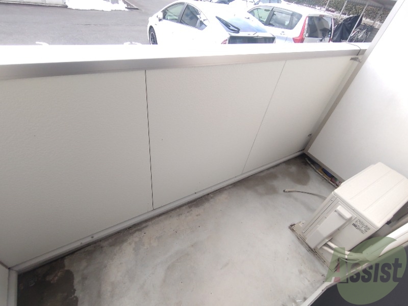 バルコニー　ベランダはよく日が当たり気持ちの良い空間です。