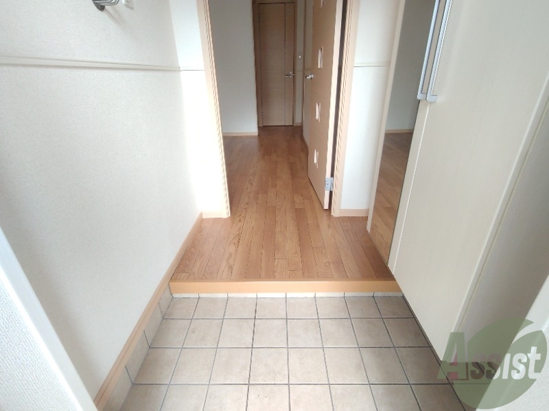 玄関　玄関からの様子です。綺麗なフローリングが広がっています。