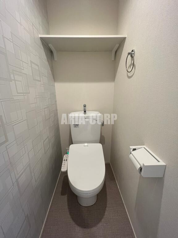 トイレ　ウォシュレット対応のWCです。便利な小棚付きです！