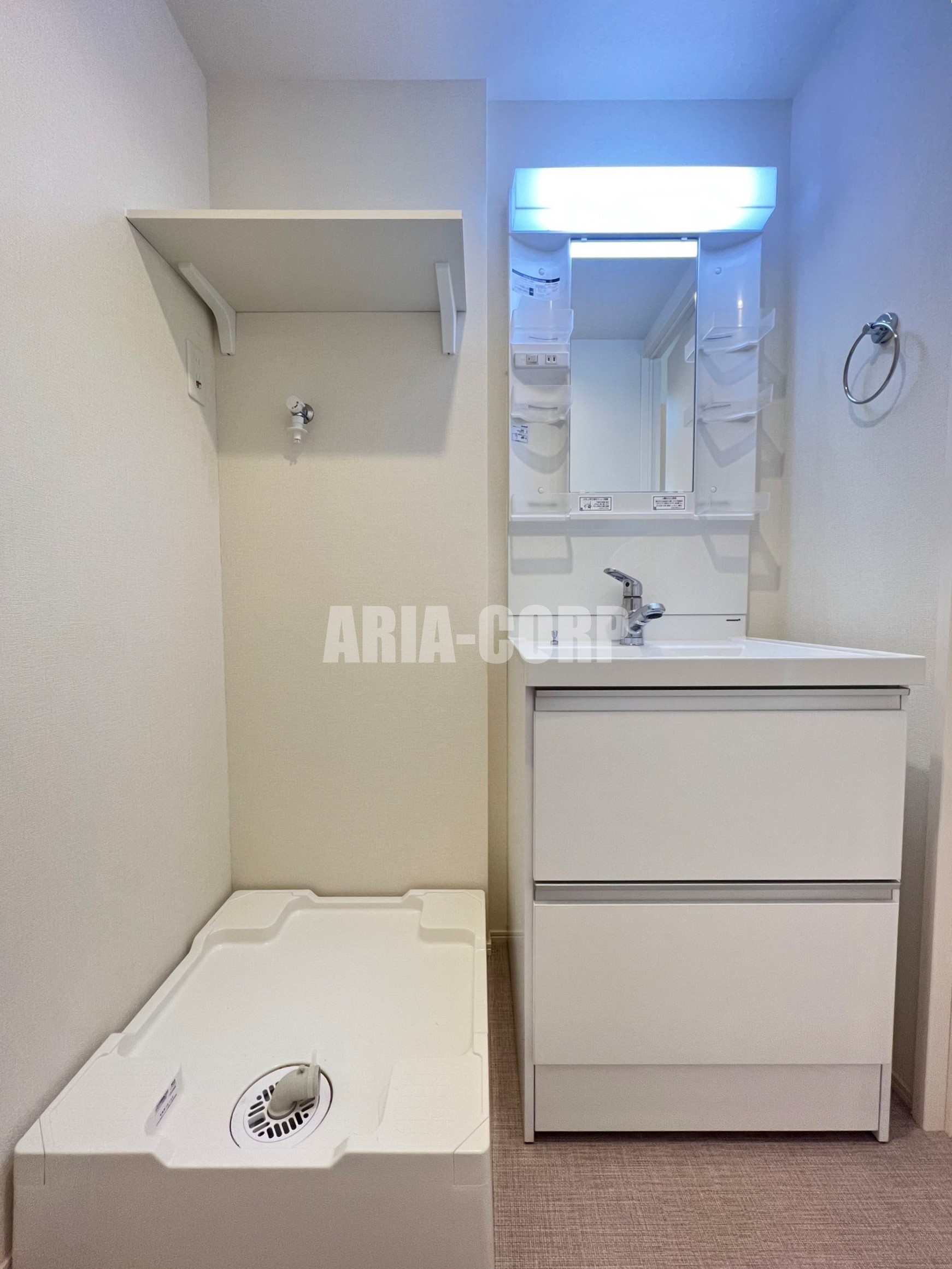 洗面設備　ゆとりある脱衣所スペース！シャワーヘッド付の独立洗面台搭載！