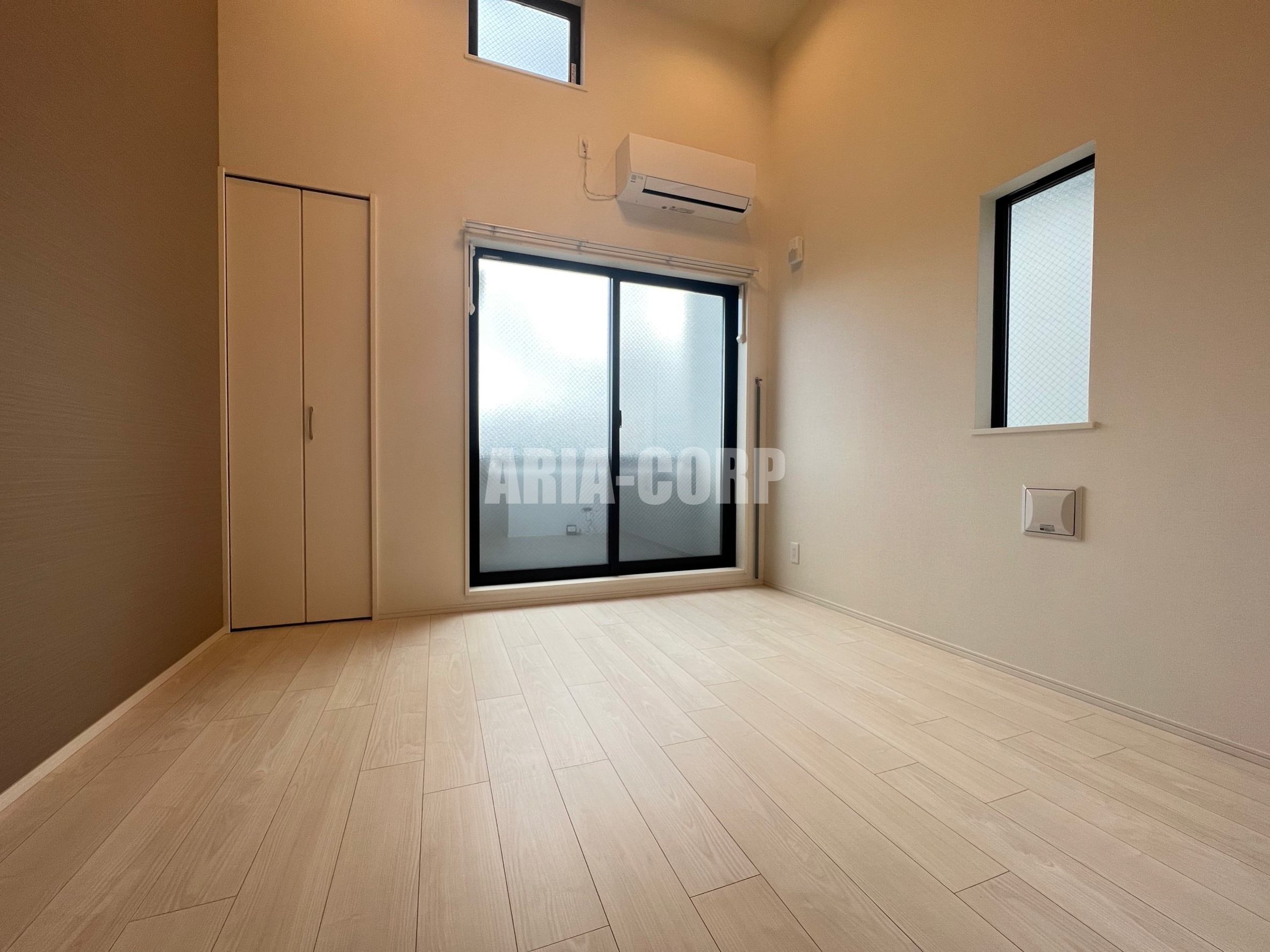 居室・リビング　白を基調としたお洒落な空間！デザイナーズ物件募集開始です！