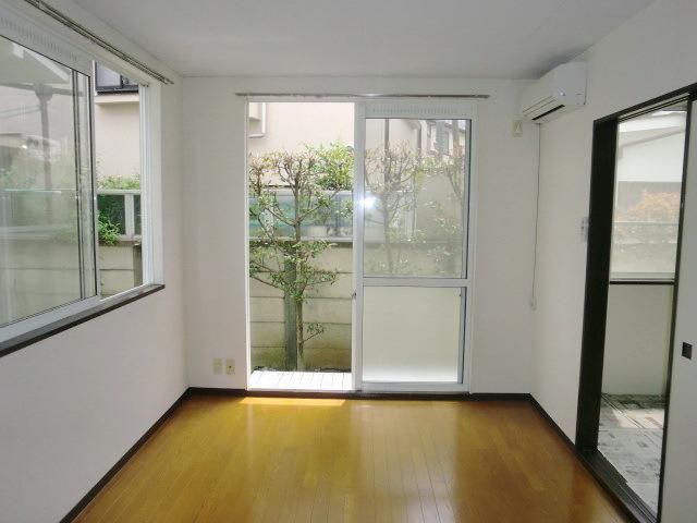 居室・リビング　★二面採光で明るいリビングです★