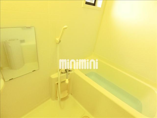 バス・シャワールーム　追焚き、浴室乾燥付きのお風呂。お風呂にも窓があります。