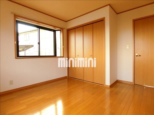 その他　６帖の洋室には２面に窓があります。