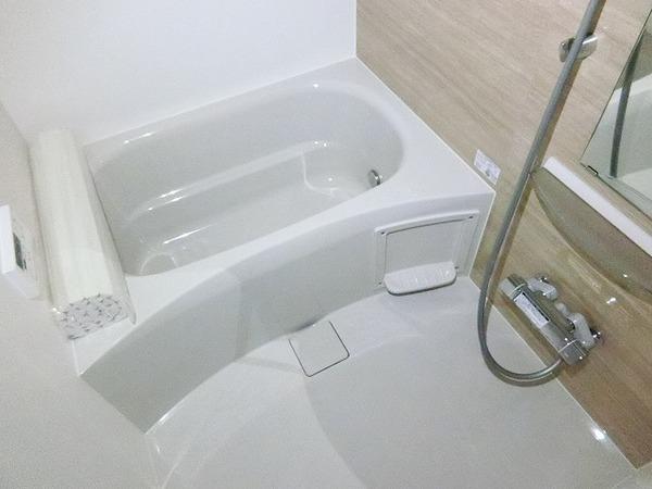 バス・シャワールーム　浴室乾燥機、追い焚き機能付きバス！