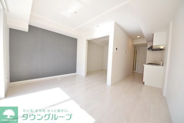 居室・リビング　白を基調とした明るい室内