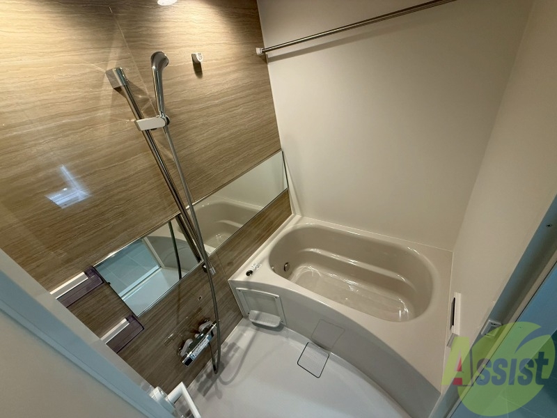 バス・シャワールーム　浴室は追い焚き給湯と浴室乾燥機付きです。嬉しいですね。