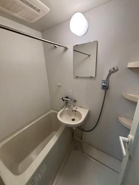 バス・シャワールーム　バストイレ別なので毎日快適♪