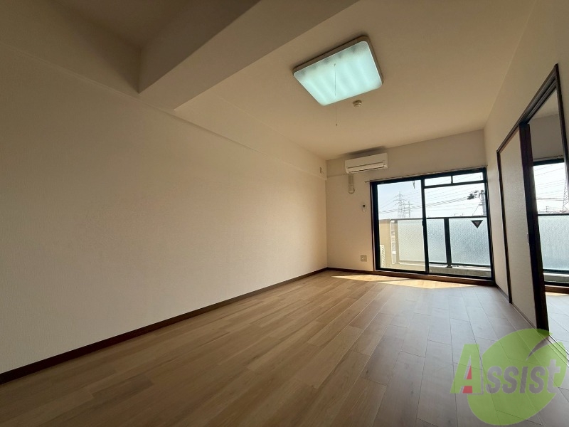 居室・リビング　リビングは１２．９帖のＬＤＫです。広々していますね。