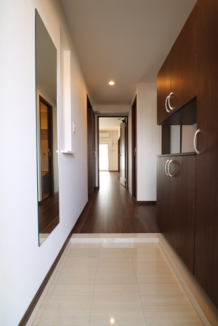 玄関　姿見鏡設置済み玄関