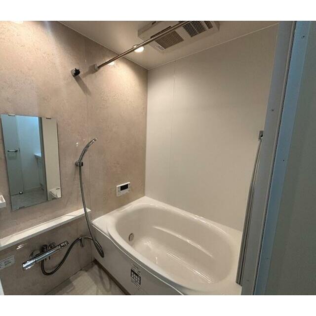 バス・シャワールーム　追い焚き機能、浴室乾燥機付きバス。