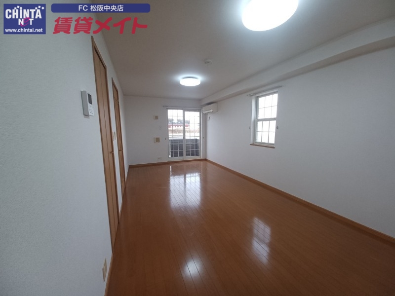 居室・リビング　同物件別室反転タイプ画像