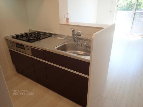 キッチン　ガスコンロとグリル付システムキッチン