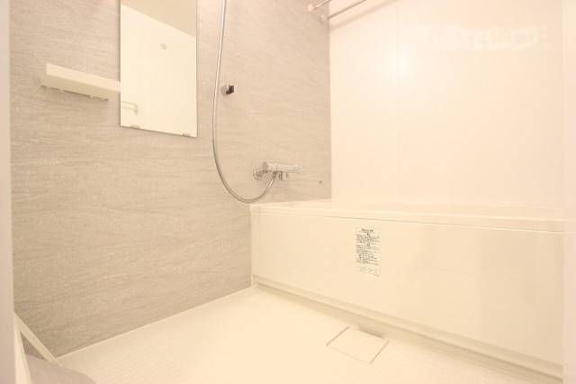 バス・シャワールーム　落ち着いた色合いのお風呂で癒やされてください