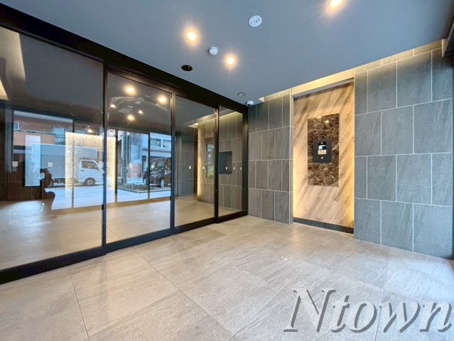 エントランス　落ち着いたエントランスです