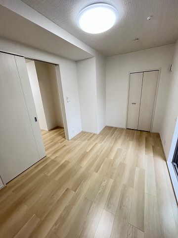 その他部屋・スペース　落ち着いた色調の寝室です