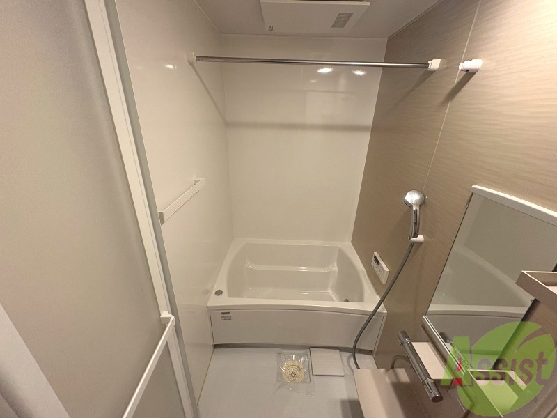 バス・シャワールーム　浴槽が広いので日々の疲れも癒されますね。