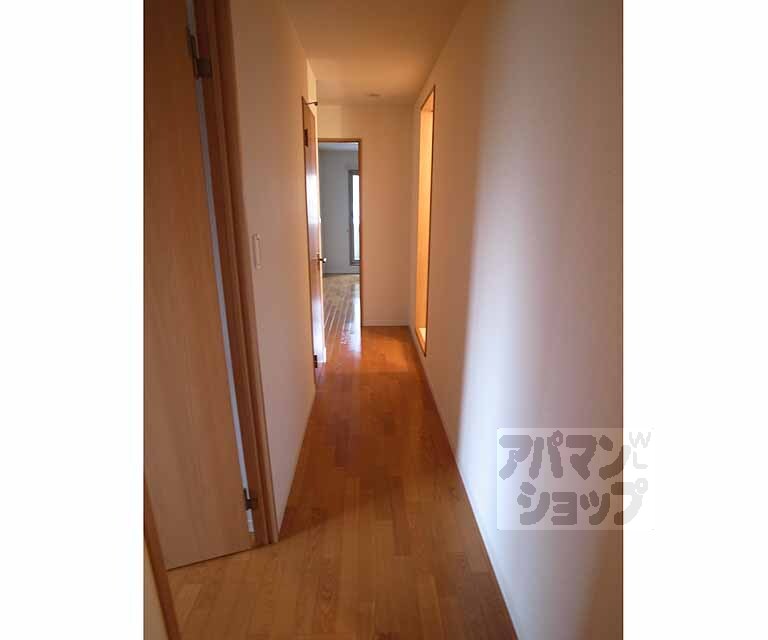 その他部屋・スペース　玄関から続くきれいな廊下です・