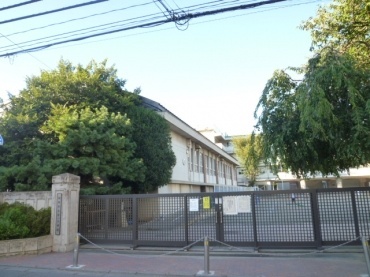 小学校　調布市立第一小学校（小学校）まで418m