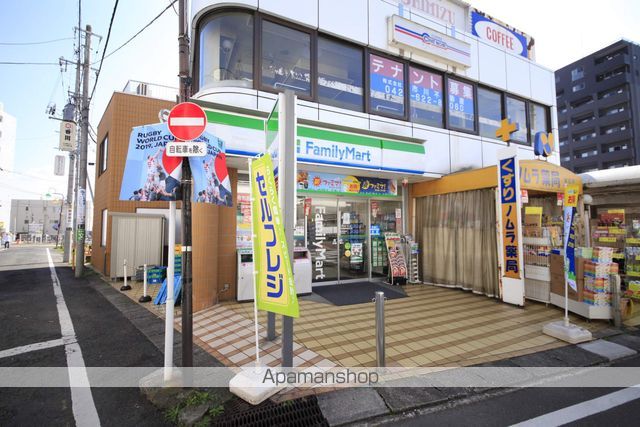 コンビニ　ファミリーマート（コンビニ）まで743m