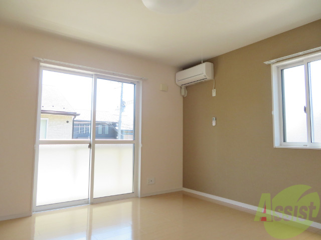 その他部屋・スペース　寝室には窓があるので、朝の目覚めが良さそうです。