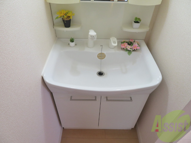 洗面設備　独立洗面台。朝の身支度はここでばっちり決めましょう。