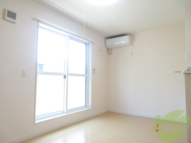 居室・リビング　リビングはこんな感じです。窓が大きくてよく陽が入ってきます。