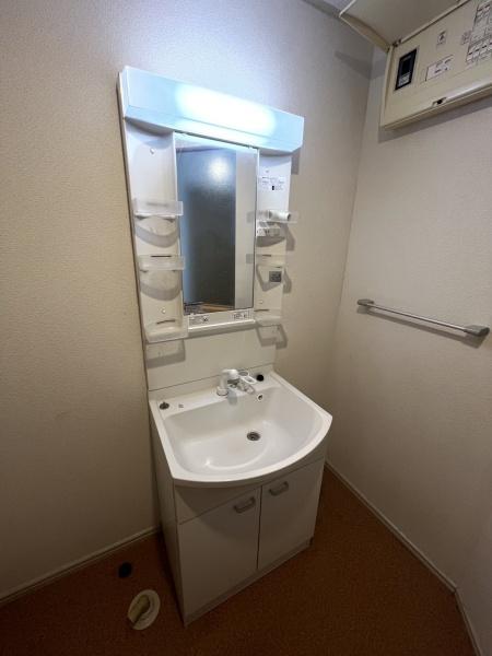 洗面設備　大きな洗面台です。