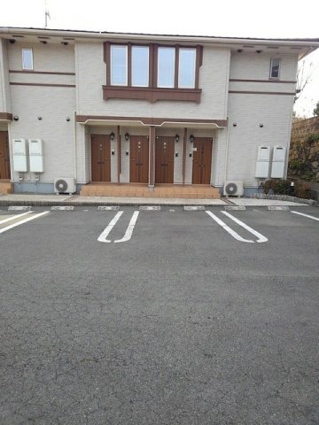 駐車場　駐車場があるので、車を買う予定の方も安心です