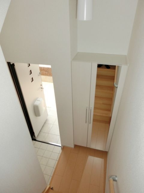 玄関　玄関にはトールタイプのシューズボックス。