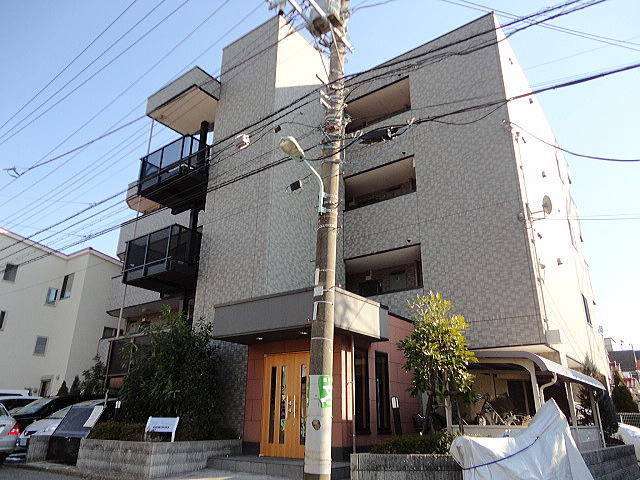 建物外観　４階建ての賃貸マンション