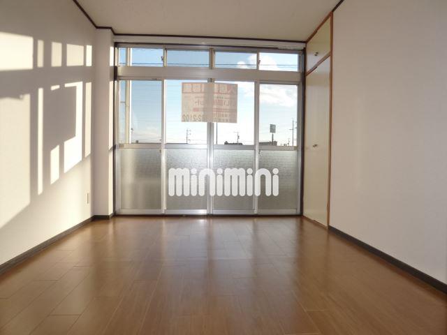 眺望　南に窓がある６帖の洋間です。