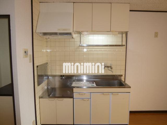 キッチン　上下に収納があるキッチンです。