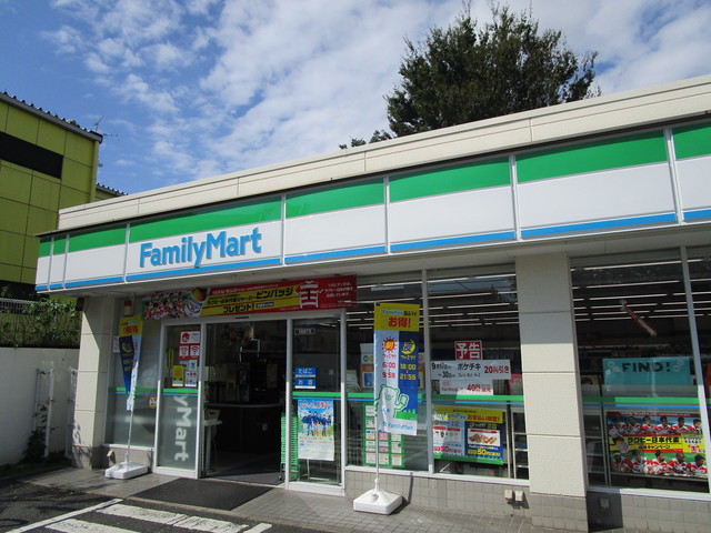 コンビニ　ファミリーマート（コンビニ）まで530m